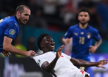 كيلليني يكسر صمته حول لقطته الشهيرة مع ساكا في يورو 2020