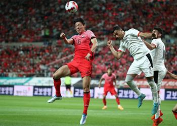 فيديو خطأ دفاعي كوريا الجنوبية تسجل الهدف الثالث أمام منتخب مصر