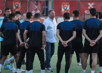 صور الخطيب يدعم لاعبي الأهلي قبل مباراة إيسترن كومباني في الدوري