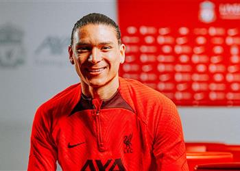 أرنولد يمازح داروين نونيز بعد انتقاله إلى ليفربول