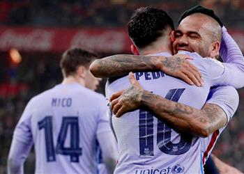 بعد رحيل ألفيس بيدري يحصل على القميص رقم 8 مع برشلونة