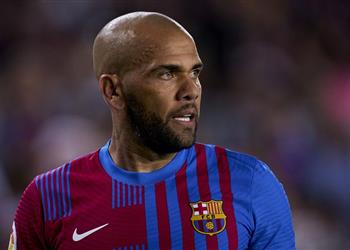 موندو داني ألفيس قد يبقى في الدوري الإسباني رغم رحيله عن برشلونة