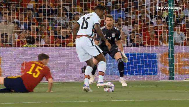 تصدي أوناي سيمون الرائع يحرم لياو من تسجيل هدف مؤكد للبرتغال امام اسبانيا