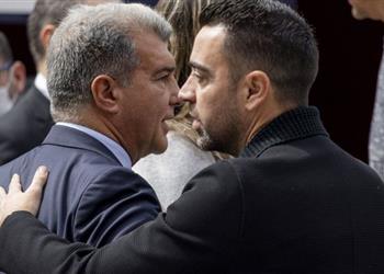تشافي يضغط على لابورتا لحسم صفقتين ويناقش مصير تعاقدات برشلونة المنتظرة