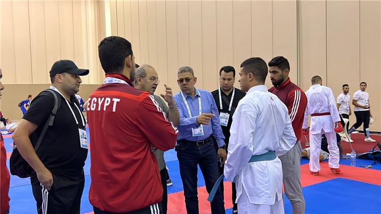 يوسف بدوي لاعب الكاراتية وهشام حطب رئيس اللجنة الأولمبية