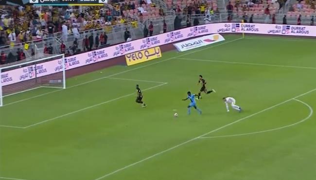 احمد حجازي يمنع هدف محقق للباطن من علي خط المرمي بعد خطأه منه في التمرير