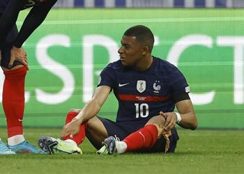 مبابي يغادر مباراة فرنسا والدنمارك مصاب ا