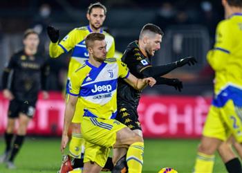 لاجازيتا مانشستر يونايتد ينضم لصراع التعاقد مع دي ليخت