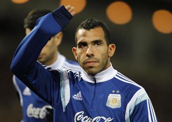 رسمي ا كارلوس تيفيز ي علن اعتزاله بسبب والده