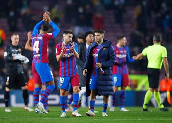 زلزال قادم برشلونة يطلب من بيكيه وثلاثي الفريق تخفيض رواتبهم