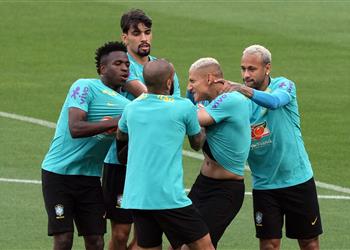 صور اشتباك قوي بين فينيسيوس وريتشارليسون في تدريبات البرازيل