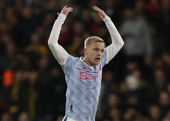 تين هاج يسعى لـ إحياء مسيرة فان دي بيك مع مانشستر يونايتد