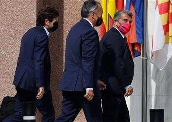 أليماني يطير إلى إنجلترا لحسم صفقة هجومية لـ برشلونة وليفربول عقبة أمامه