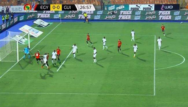 حارس غينيا يتصدي لرأسية محمود الونش ويمنع فرصة هدف لمصر