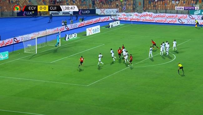 تصدي حارس غينيا يحرم عمر مرموش من تسجيل هدف رائع لمصر