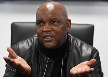 موسيماني يثير الجدل لماذا لا نرى لاعبين بيض في الدوري الجنوب إفريقي