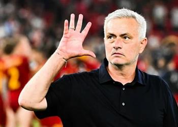 سكاي توضح موقف مورينيو من الرحيل عن روما بسبب باريس سان جيرمان