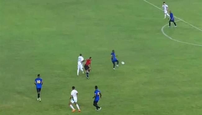 لقطة طريفه اسماعيل بن ناصر يصطدم بالحكم في مباراة الجزائر وتنزانيا وحفيظ دراجي يضحك