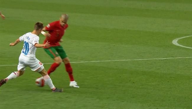 كوبري رائع من بيبي للاعب التشيك في دوري الامم الاوروبية