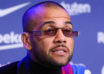 داني ألفيس يبحث عن ناد جديد رجل عجوز فقد فرصته في السوق وسألعب حتى الـ50