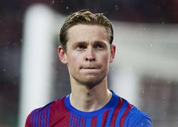 دي يونج يعود إلى برشلونة وسط توتر علاقته بـ تشافي