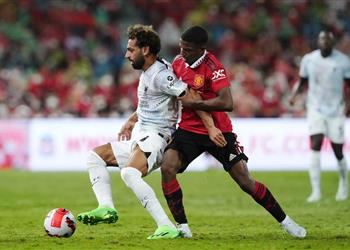 محمد صلاح يبادل قميصه مع لاعب مانشستر يونايتد بعد خسارة ليفربول