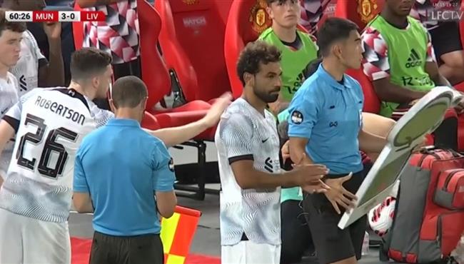 تفاعل الجماهير والمعلق لحظة نزول محمد صلاح في مباراة ليفربول ومانشستر يونايتد