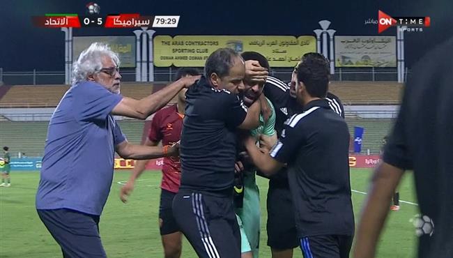 انهيار احمد يحي حارس الاتحاد وخروجه من الملعب باكيا بعد مهاجه الجماهير له في مباراة سيراميكا