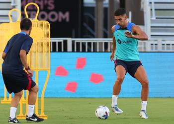 سبورت توضح موقف فيران توريس من الكلاسيكو الودي بين برشلونة وريال مدريد