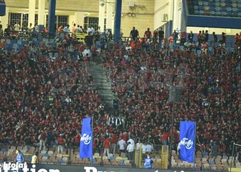 جماهير الأهلي تدعم علي معلول ومحمد الشناوي قبل انطلاق مباراة الزمالك