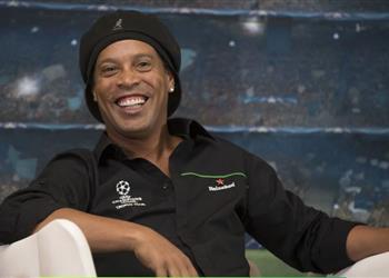 تقارير سعودية توضح حقيقة انضمام رونالدينيو لجهاز الهلال