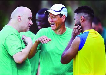 الإيطالي رنجوني يتحدى الملل في تدريبات النصر السعودي