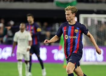 نيفيل يطالب دي يونج باتخاذ إجراء قانوني ضد برشلونة