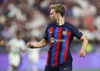 دي يونج يبلغ زملاءه في برشلونة بموقفه النهائي من الرحيل