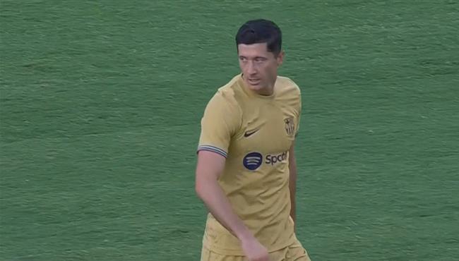 ليفاندوفيسكي كاد ان يسجل هدف في مباراة برشلونة ويوفنتوس