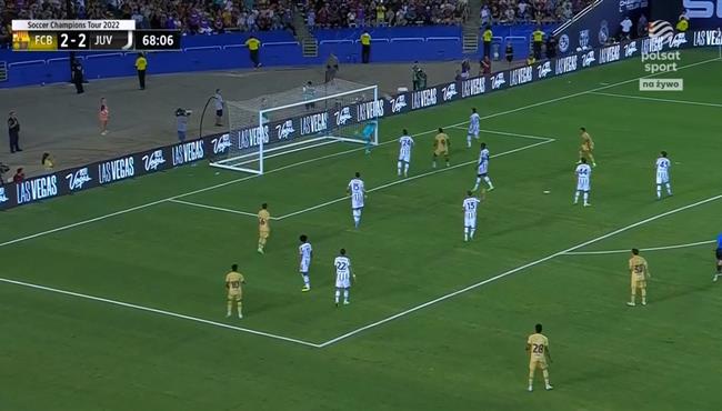 علي مرتين العارضة تمنع هدف محقق من رافينيا وفاتي في مباراة برشلونة ويوفنتوس