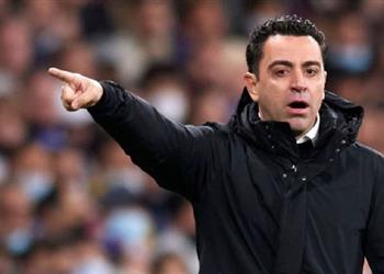 تشافي يعطي الضوء الأخضر لرحيل 6 لاعبين عن برشلونة