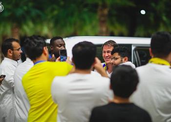 مدرب النصر الجديد يصل الرياض لبدء مهمته مع الفريق