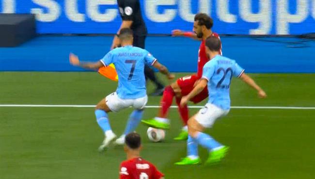 كوبري محمد صلاح الرائع لبرناردو سيلفا في مباراة ليفربول ومانشستر سيتي