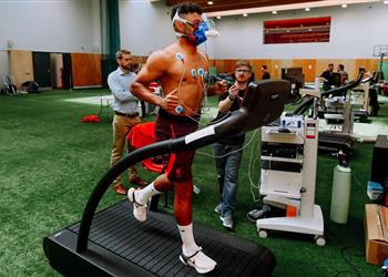 تشامبرلين ي شيد بـ نونيز وكارفاليو ويحذر منافسي ليفربول هدفنا التتويج بكل الألقاب