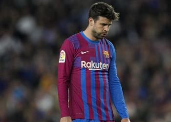 مشاكل عضلية تؤجل لحاق بيكيه بتدريبات برشلونة