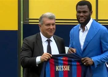 رسمي ا بعد الكشف الطبي كيسيه يوقع عقود انتقاله إلى برشلونة