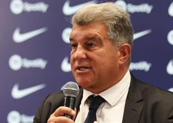 لابورتا يعترف بالتواصل مع وكيل رونالدو ويحسم موقف برشلونة من بيع دي يونج