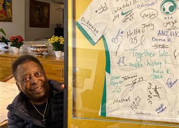 بعد تلقيه هدية بيليه يوجه رسالة لمنتخب السعودية للسيدات