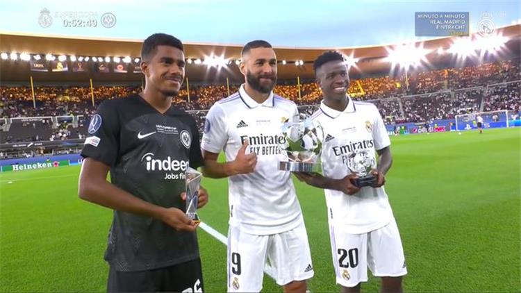 بنزيما وفينسيسوس يتسلمان جوائز الأفضل في دوري أبطال أوروبا