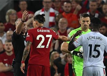 كاراجر يتعجب من تصرف نونيز مع الحكم بعد نطح لاعب كريستال بالاس