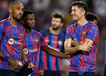 ليفاندوفسكي يتسبب بأزمة لـ أوباميانج في برشلونة