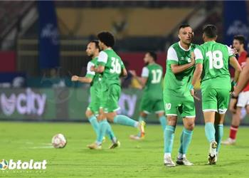 إيسترن كومباني حارس الاتحاد ساعد لاعب المقاولون في تسديد ركلة الجزاء هذا تلاعب