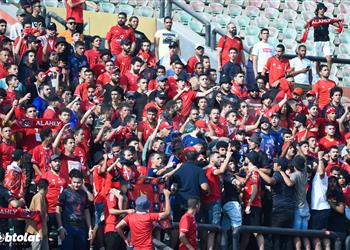 فيديو جماهير الأهلي تطلق 4 هتافات لـ وليد سليمان في ليلة اعتزاله اللي باع واللي خان إلا الحاوي