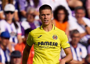 فياريال يحسم موقفه من ضم ظهير برشلونة بعد إصابة فويث